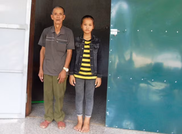 Linh vừa đi học, vừa giúp ông ngoại làm việc nhà, chăm sóc ông. ảnh: PT. Linh vừa đi học, vừa giúp ông ngoại làm việc nhà, chăm sóc ông. ảnh: PT.