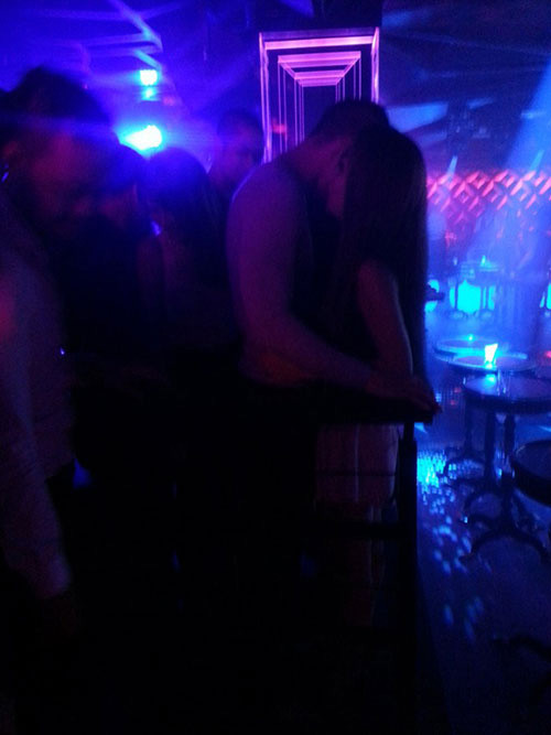 Không chỉ trai đẹp Omar, ba anh em sinh ba nhà họ Lưu cũng tranh thủ thưởng thức không khí bar sôi động và giao lưu với các người đẹp. Không chỉ trai đẹp Omar, ba anh em sinh ba nhà họ Lưu cũng tranh thủ thưởng thức không khí bar sôi động và giao lưu với các người đẹp.