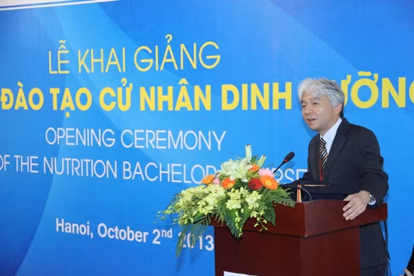 Ông Hiroharu Motohashi - Tổng Giám Đốc Công ty Ajinomoto Việt Nam phát biểu tại buổi lễ khai giảng ngành đào tạo Cử nhân Dinh dưỡng. Ông Hiroharu Motohashi - Tổng Giám Đốc Công ty Ajinomoto Việt Nam phát biểu tại buổi lễ khai giảng ngành đào tạo Cử nhân Dinh dưỡng.