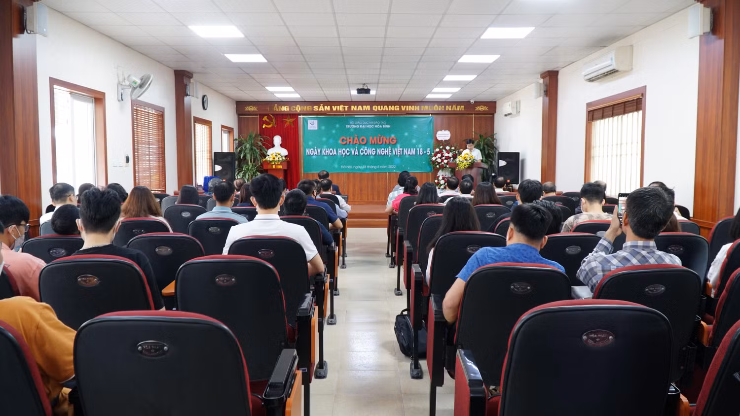 Toàn cảnh chương trình Chào mừng "Ngày Khoa học và Công nghệ Việt Nam” tại Trường Đại học Hòa Bình.