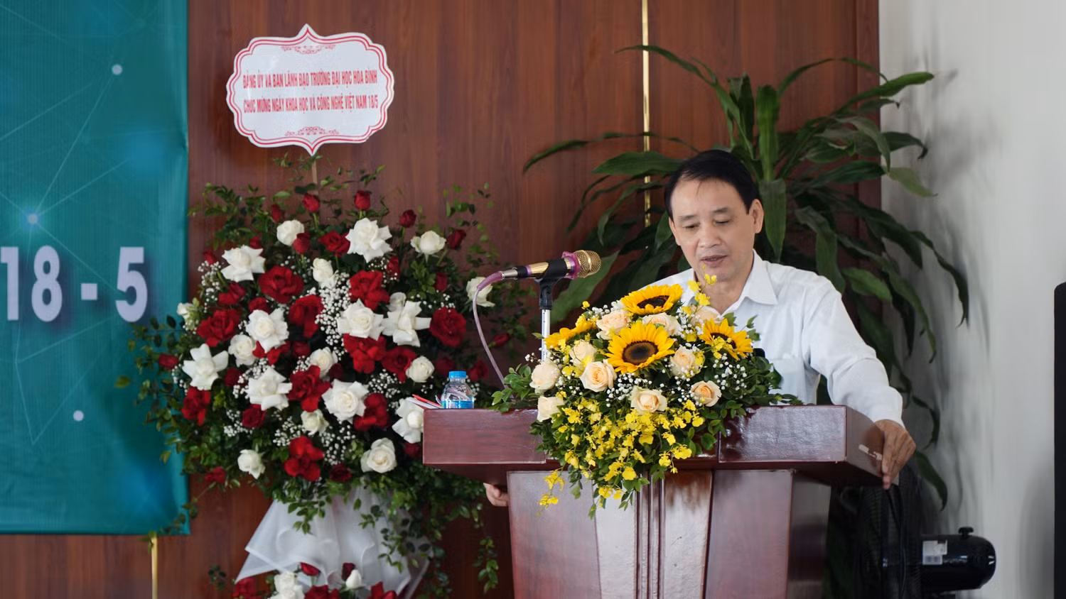 Giáo sư, Tiến sĩ Trần Trung, Phó Hiệu trưởng, Viện trưởng Viện Nghiên cứu khoa học chia sẻ tại buổi lễ.
