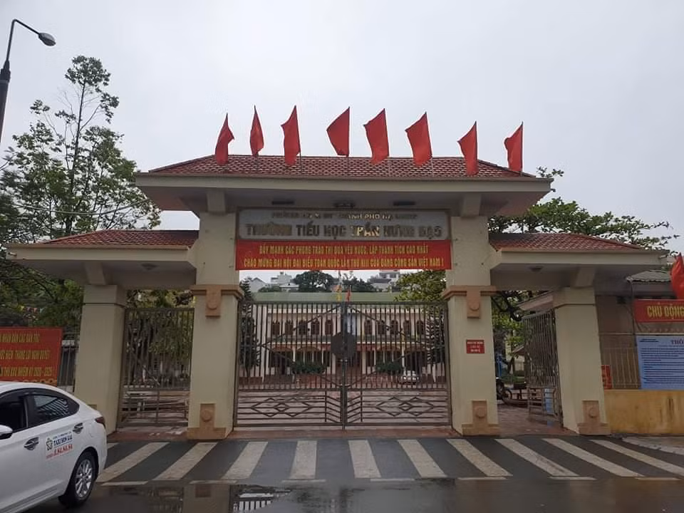 Học sinh Trường Tiểu học Trần Hưng Đạo được cho nghỉ học vì có 2 học sinh đi cùng chuyến bay với bệnh nhân nhiễm Covid-19 (Ảnh: CTV) Học sinh Trường Tiểu học Trần Hưng Đạo được cho nghỉ học vì có 2 học sinh đi cùng chuyến bay với bệnh nhân nhiễm Covid-19 (Ảnh: CTV)
