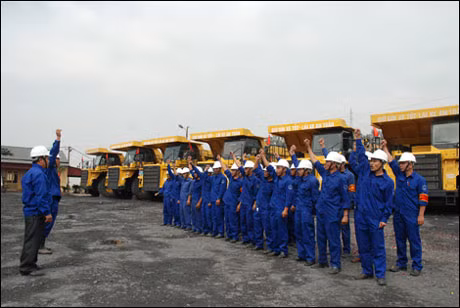 Trước khi vào nhiệm vụ, công nhân của những đơn vị khai thác than luôn được nhắc nhở kỷ luật ATLĐ.