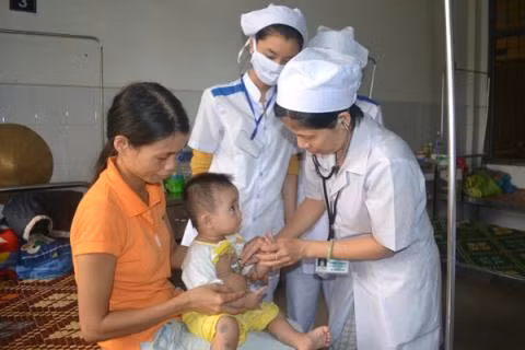 Mỗi bác sĩ đều phải hy sinh rất nhiều, đôi khi họ còn bị nhiễm bệnh từ các bệnh nhân. Mỗi bác sĩ đều phải hy sinh rất nhiều, đôi khi họ còn bị nhiễm bệnh từ các bệnh nhân.