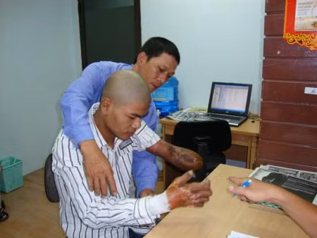 Nhiều người lao động chịu thiệt thòi khi xảy ra sự cố tai nạn lao động.