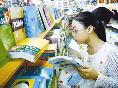 Nhiều ý kiến không ủng hộ Bộ Giáo dục và Đào tạo biên soạn sách giáo khoa. Ảnh: TPO.