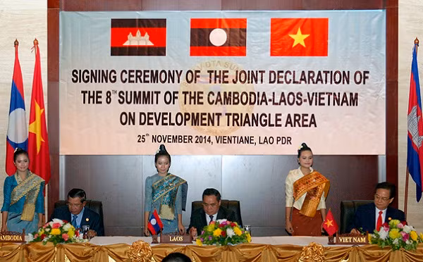 Việt Nam, Lào, Campuchia tăng cường hợp tác, tạo thuận lợi cho khu vực Tam giác phát triển CLV. Việt Nam, Lào, Campuchia tăng cường hợp tác, tạo thuận lợi cho khu vực Tam giác phát triển CLV.