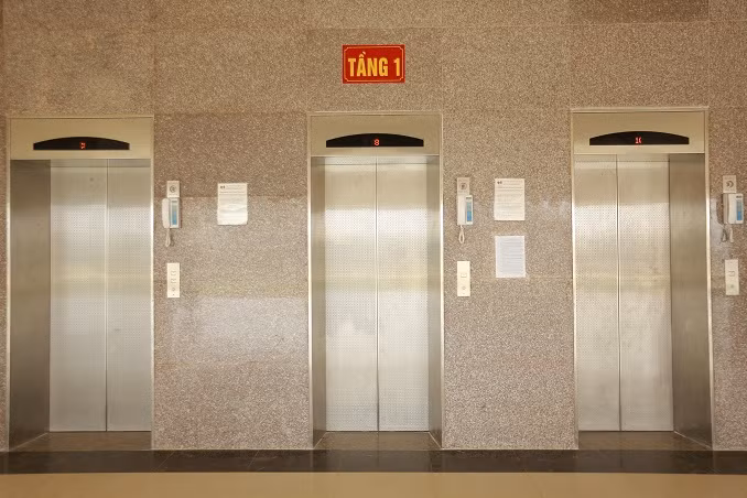 Nhiều ý kiến cho rằng, cần phải áp dụng các chế tài xử phạt thật nghiêm khắc với những trường hợp để xảy ra tai nạn thang máy. Ảnh minh họa. Nhiều ý kiến cho rằng, cần phải áp dụng các chế tài xử phạt thật nghiêm khắc với những trường hợp để xảy ra tai nạn thang máy. Ảnh minh họa.