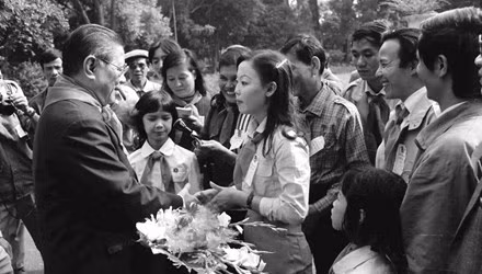 Tổng Bí thư Nguyễn Văn Linh gặp mặt thân mật các đại biểu tham dự hội nghị cán bộ phụ trách Đội thiếu niên giỏi toàn quốc, ngày 13 - 11 - 1988 tại Phủ Chủ tịch. Ảnh: TTXVN Tổng Bí thư Nguyễn Văn Linh gặp mặt thân mật các đại biểu tham dự hội nghị cán bộ phụ trách Đội thiếu niên giỏi toàn quốc, ngày 13 - 11 - 1988 tại Phủ Chủ tịch. Ảnh: TTXVN