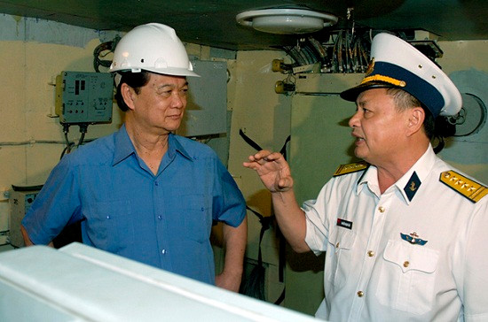 Trưởng nhà máy đóng tàu giới thiệu với Thủ tướng về cơ chế hoạt động các thiết bị kỹ thuật.