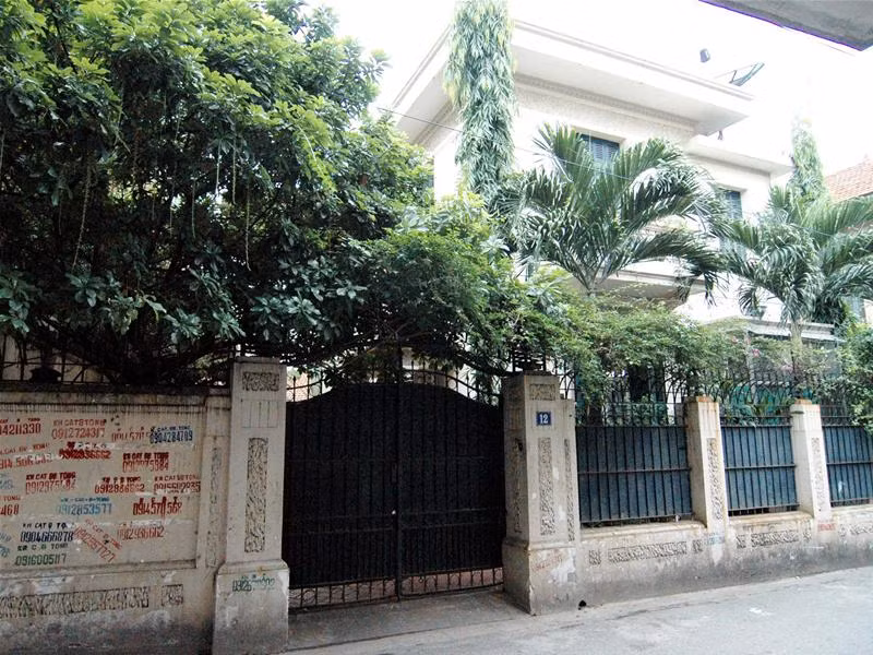 Ngôi biệt thự ông Hoàng Văn Nghiên được thuê nhiều năm sau khi nghỉ hưu với mức giá "bèo", chưa tới 500 nghìn đồng/tháng. Ngôi biệt thự ông Hoàng Văn Nghiên được thuê nhiều năm sau khi nghỉ hưu với mức giá "bèo", chưa tới 500 nghìn đồng/tháng.