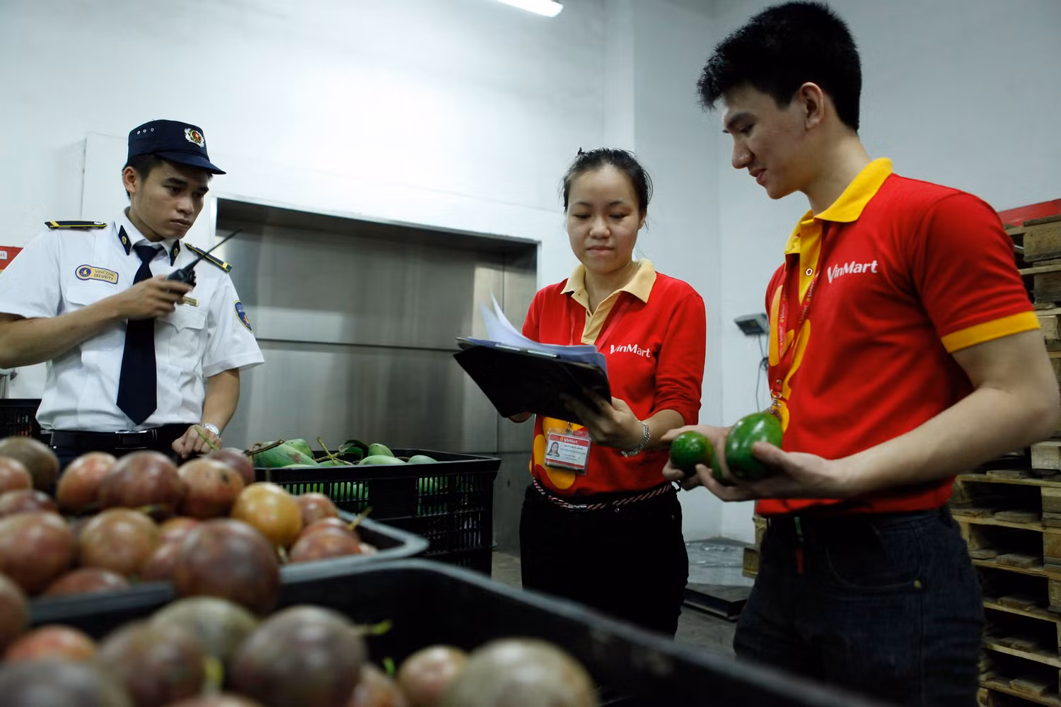 Mỗi mặt hàng khi nhập đều có sự kiểm tra của nhân viên ngành hàng, nhân viên an ninh và phụ trách kho để đong đếm số lượng hàng theo đúng hồ sơ giao nhận cũng như tiếp tục trực tiếp kiểm tra và loại bỏ các sản phẩm không đủ tiêu chuẩn về cảm quan.