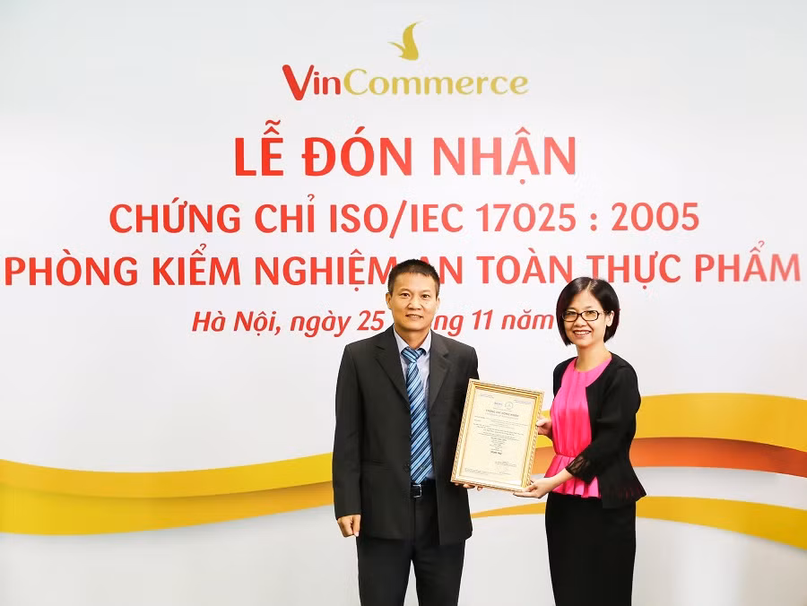 Phòng Kiểm nghiệm của VinMart được công nhận đạt tiêu chuẩn ISO/IEC 17025:2005 - tiêu chuẩn quốc tế áp dụng cho phòng kiểm nghiệm và hiệu chuẩn. Với việc đạt chứng chỉ công nhận ISO/IEC 17025:2005, kết quả phân tích tại đây được cơ quan thẩm quyền nhà nước công nhận về mặt pháp lý và được thừa nhận trên trường quốc tế.