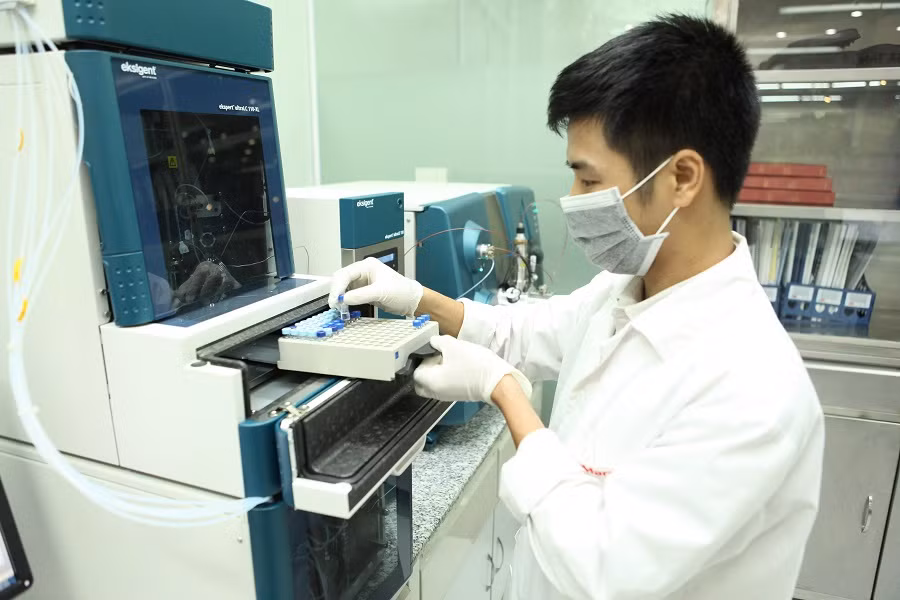 Phòng Kiểm nghiệm của VinMart được trang bị đầy đủ các thiết bị hiện đại như: hệ thống sắc ký lỏng ghép nối với đầu dò khối phổ 2 lần (LC-MS/MS), hệ thống sắc ký khí (GC), hệ thống quang phổ hấp thụ nguyên tử (AAS), máy đếm khuẩn lạc tự động, máy định danh vi sinh vật gây bệnh (VIDAS)… cùng với đầy đủ các máy móc, thiết bị phụ trợ phục vụ cho việc chuẩn bị và kiểm nghiệm mẫu.