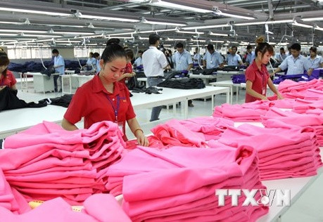 Từ 1/1/2017 sẽ áp dụng mức lương tối thiểu vùng từ 2.580.000 đến 3.750.000 đồng/tháng đối với người lao động làm việc theo hợp đồng lao động. ảnh minh họa: TTXVN.