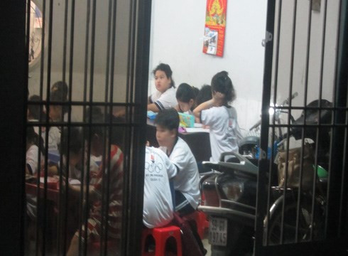 Nhiều Đại biểu Quốc hội lo lắng, học thêm triền miên khiến con trẻ bây giờ không còn tuổi thơ. ảnh: Phương Linh.