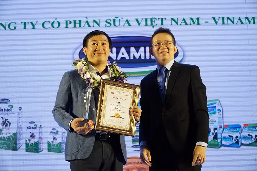 Ông Đỗ Thanh Tuấn – Trưởng bộ phận Đối ngoại Vinamilk đại diện công ty nhận giải thưởng Top 10 Tin và Dùng . Ông Đỗ Thanh Tuấn – Trưởng bộ phận Đối ngoại Vinamilk đại diện công ty nhận giải thưởng Top 10 Tin và Dùng .