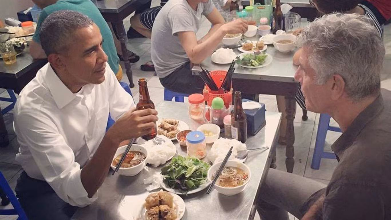 Tổng thống Mỹ Barak Obama thưởng thức Bia Hà Nội trong chuyến thăm Việt Nam vào tháng 5/2016. ảnh: vietnamnet. Tổng thống Mỹ Barak Obama thưởng thức Bia Hà Nội trong chuyến thăm Việt Nam vào tháng 5/2016. ảnh: vietnamnet.