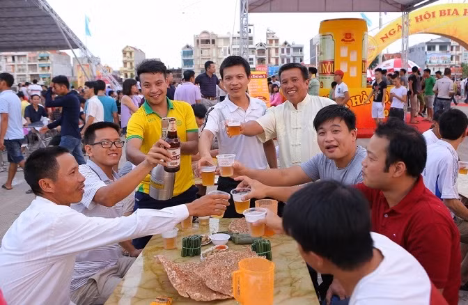 Bia Hà Nội kết nối tình bằng hữu.