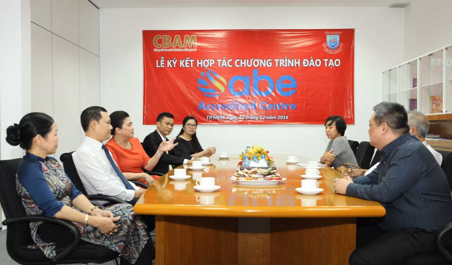Bà Đỗ Thị Kim Liên - Hiệu trưởng Trường Đào tạo Quản lý Doanh nghiệp (CBAM) trao đổi về chương trình đào tạo với đối tác.