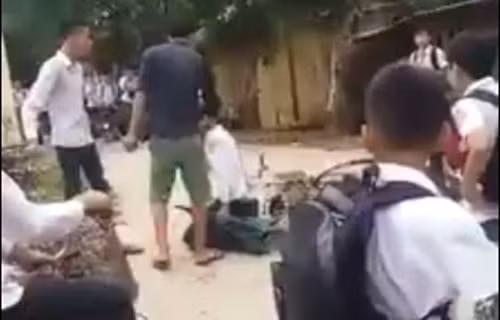 Bùi Quang Huy (học sinh lớp 8A, Trường THCS Âu Lâu, TP Yên Bái) bị đánh và bị bắt quỳ xin lỗi giữa đường. ảnh chụp từ clip. Bùi Quang Huy (học sinh lớp 8A, Trường THCS Âu Lâu, TP Yên Bái) bị đánh và bị bắt quỳ xin lỗi giữa đường. ảnh chụp từ clip.