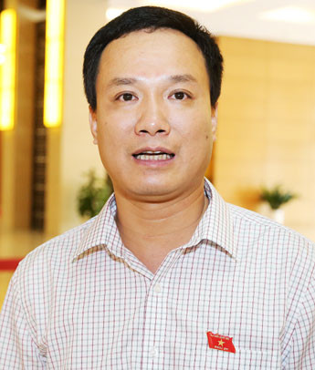 Đại biểu Quốc hội Triệu Thế Hùng đề nghị cần có chính sách cụ thể hơn nữa để giáo dục thực sự là quốc sách hàng đầu. ảnh: Trần Tuấn.
