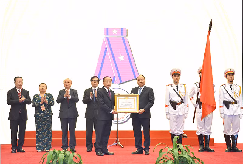 Thủ tướng Nguyễn Xuân Phúc trao Huân chương Lao động hạng 3 cho Hiệp hội Doanh nghiệp nhỏ và vừa Việt Nam. ảnh: vgp. Thủ tướng Nguyễn Xuân Phúc trao Huân chương Lao động hạng 3 cho Hiệp hội Doanh nghiệp nhỏ và vừa Việt Nam. ảnh: vgp.