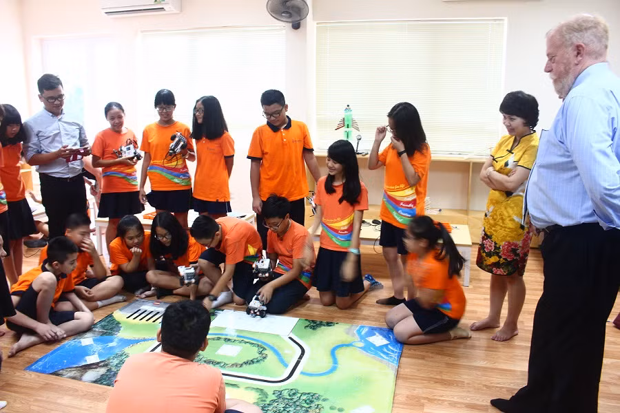 Các đại biểu đến từ bang Victoria (Úc) tỏ ra bất ngờ với khả năng học STEM &amp; ROBOTICS của một số trường tại Hà Nội. ảnh: HG.