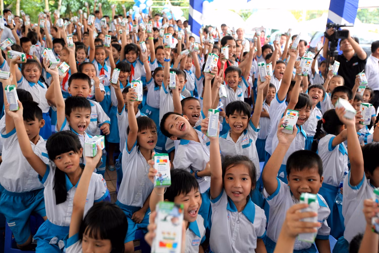 Niềm vui uống sữa của các em học sinh trường tiểu học Giai Xuân 1, xã Giai Xuân, huyện Phong Điền, TP.Cần Thơ.