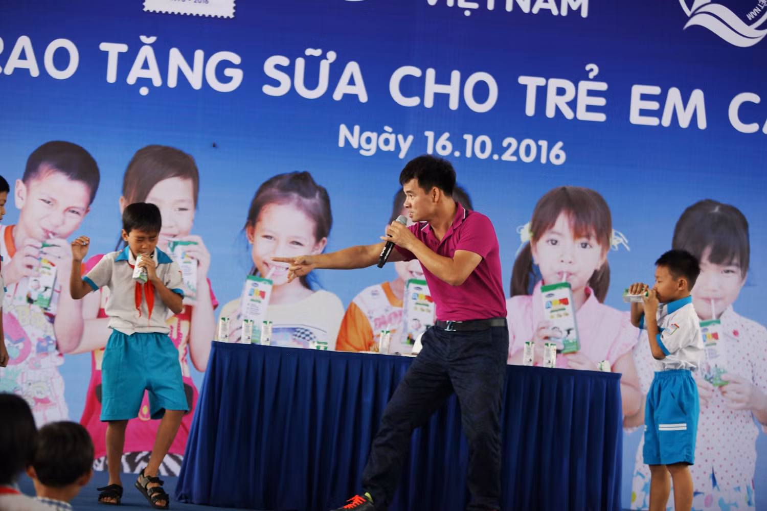 Tham dự chương trình các em học sinh Cần Thơ còn được giao lưu và tham gia các trò chơi vui nhộn Nghệ sĩ hài Xuân Bắc, đại sứ thiện chí của chương trình Quỹ sữa Vươn cao Việt Nam