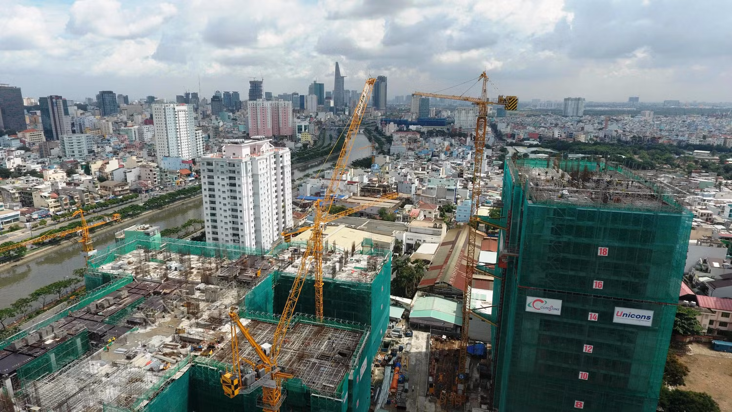Kỹ sư, công nhân đang gấp rút hoàn thiện việc thi công tầng 9 của tháp Gold River View và sàn tầng 21 tháp B. Kỹ sư, công nhân đang gấp rút hoàn thiện việc thi công tầng 9 của tháp Gold River View và sàn tầng 21 tháp B.