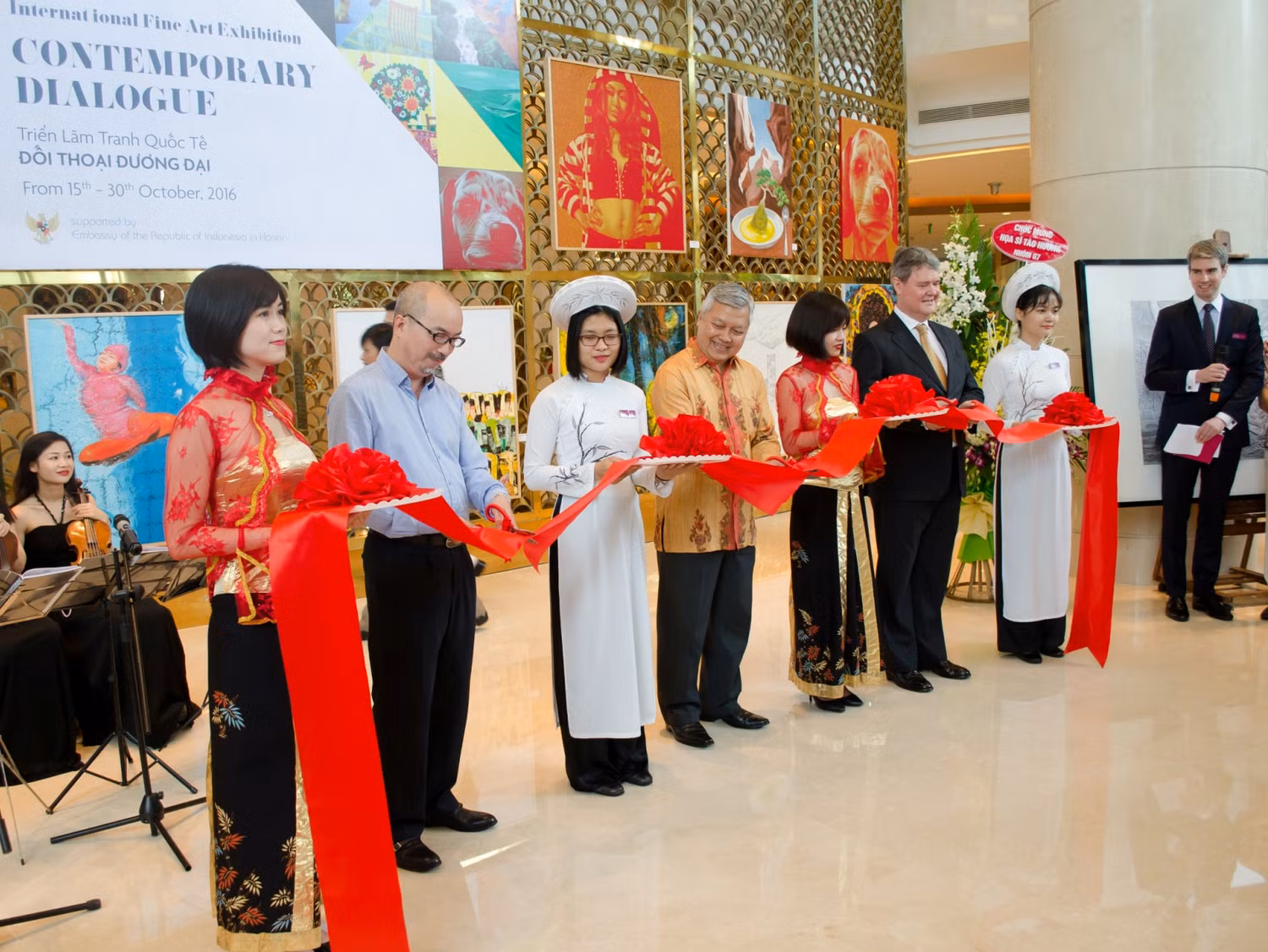 Căt băng khai mạc Triển lãm Tranh Quốc tế với chủ đề “Đối thoại đương đại”.