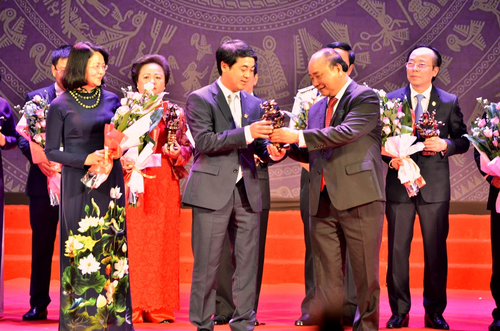 Ông Nghiêm Xuân Thành - Tổng giám đốc Ngân hàng TMCP Ngoại thương Việt Nam (Vietcombank) nhận cúp Thánh Gióng từ Thủ tướng. Ông Nghiêm Xuân Thành - Tổng giám đốc Ngân hàng TMCP Ngoại thương Việt Nam (Vietcombank) nhận cúp Thánh Gióng từ Thủ tướng.