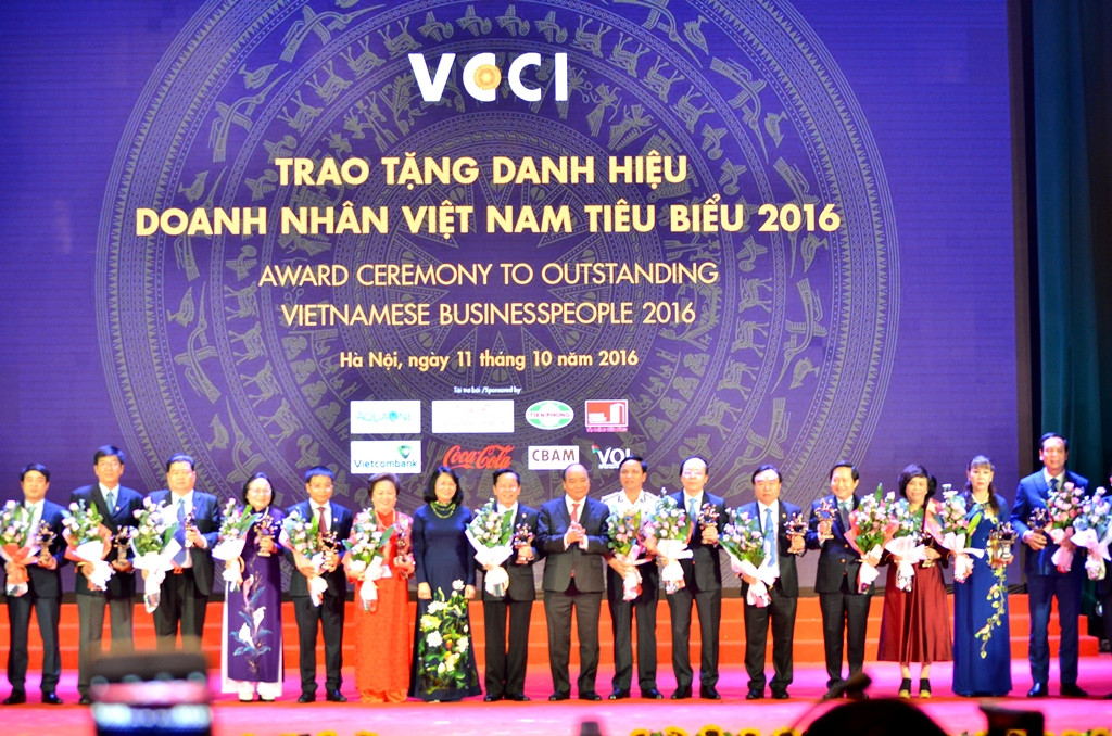 15 doanh nhân tiêu biểu đầu tiên nhận cúp, hoa từ Thủ tướng Nguyễn Xuân Phúc và Phó Chủ tịch nước Đặng Thị Ngọc Thịnh. 15 doanh nhân tiêu biểu đầu tiên nhận cúp, hoa từ Thủ tướng Nguyễn Xuân Phúc và Phó Chủ tịch nước Đặng Thị Ngọc Thịnh.