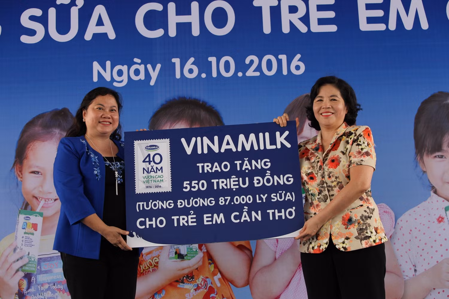 Bà Mai Kiều Liên – Tổng Giám Đốc Vinamilk trao tặng bảng tượng trưng 550 triệu tương đương 87.000 ly sữa của Quỹ Sữa Vươn Cao Việt Nam cho học sinh nghèo TP.Cần Thơ