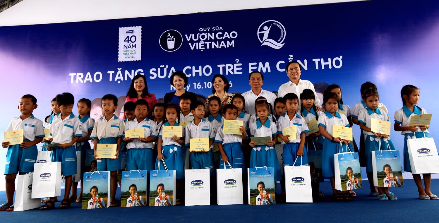 Bà Nguyễn Thị Kim Ngân – Ủy viên Bộ Chính trị, Chủ tịch Quốc hội nước Cộng hòa Xã hội Chủ nghĩa Việt Nam; Bà Đào Hồng Lan - Ủy viên dự khuyết BCH Trung ương Đảng, Thứ trưởng Bộ Lao động Thương binh và Xã hội; Bà Mai Kiều Liên – Tổng Giám đốc công ty Vinamilk và các đại biểu trao tặng sữa cho các em học sinh trường tiểu học Giai Xuân 1, huyện Phong Điền, TP.Cần Thơ trong chương trình Quỹ Sữa Vươn Cao Việt Nam tại Cần Thơ.