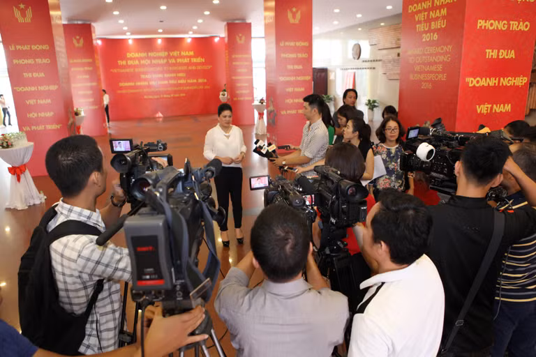 Bà Đỗ Thị Kim Liên - Chủ tịch HĐQT Công ty Sông Đuống trả lời phỏng vấn báo chí bên lề Diễn đàn Doanh nghiệp Việt Nam 2016. Bà Đỗ Thị Kim Liên - Chủ tịch HĐQT Công ty Sông Đuống trả lời phỏng vấn báo chí bên lề Diễn đàn Doanh nghiệp Việt Nam 2016.