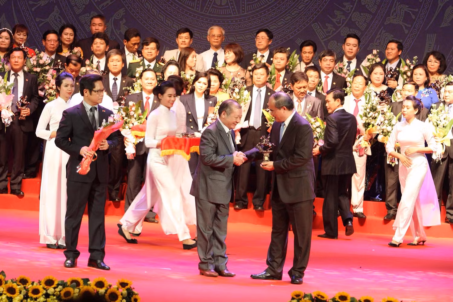 Ông Nguyễn Quốc Trường - Tổng giám đốc Công ty CP Nhựa Thiếu niên Tiền phong nhận Cúp Thánh Gióng vinh danh Doanh nhân tiêu biểu 2016. Ông Nguyễn Quốc Trường - Tổng giám đốc Công ty CP Nhựa Thiếu niên Tiền phong nhận Cúp Thánh Gióng vinh danh Doanh nhân tiêu biểu 2016.