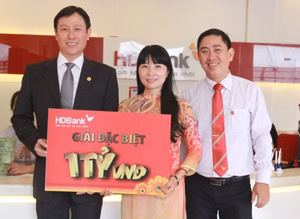 Khách hàng Trịnh Thị Hòa vui mừng nhận giải đặc biệt 1 tỷ đồng từ HD Bank Bình Phước Khách hàng Trịnh Thị Hòa vui mừng nhận giải đặc biệt 1 tỷ đồng từ HD Bank Bình Phước