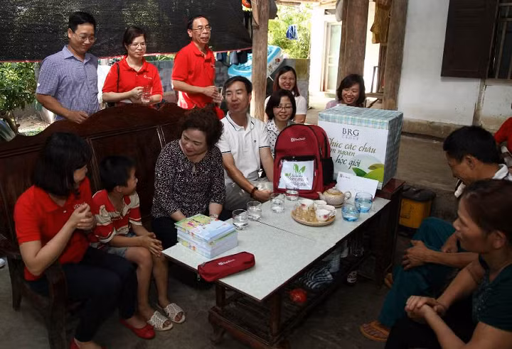 Bà Nguyễn Thị Nga trao quà cho các em nhỏ tại tỉnh Lào Cai tháng 8/2016.