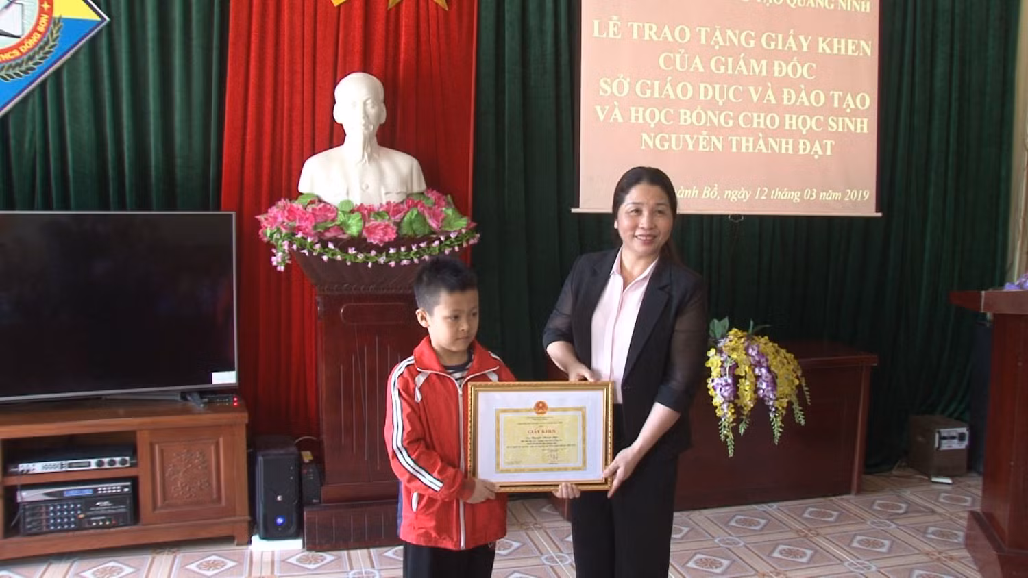 Bà Vũ Liên Oanh, Giám đốc Sở Giáo dục và Đào tạo Quảng Ninh trao giấy khen và học bổng cho em Nguyễn Thành Đạt (Ảnh: CTV) Bà Vũ Liên Oanh, Giám đốc Sở Giáo dục và Đào tạo Quảng Ninh trao giấy khen và học bổng cho em Nguyễn Thành Đạt (Ảnh: CTV)