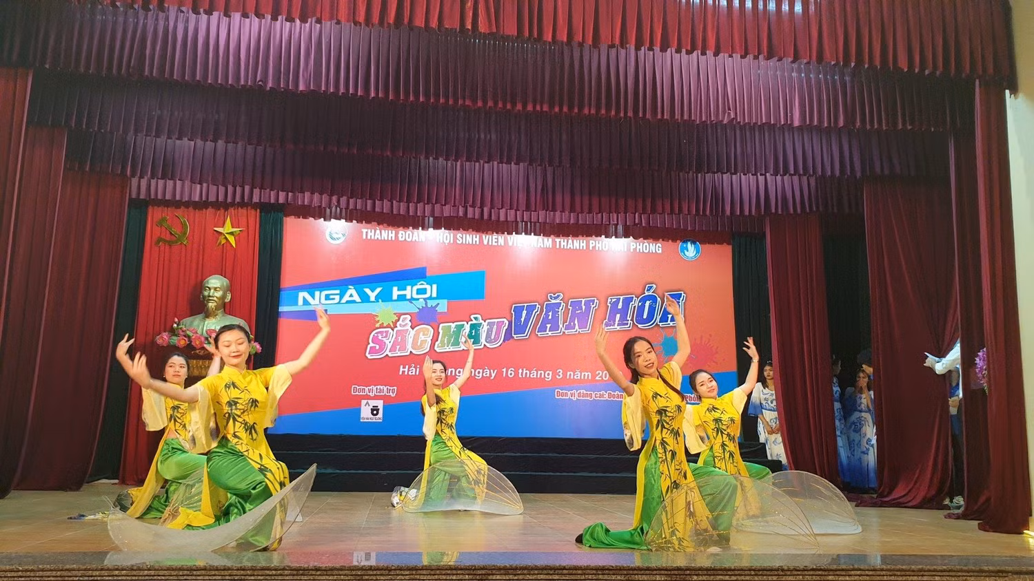 Các đội thi trình diễn trang phục truyền thống (Ảnh: Lã Tiến) Các đội thi trình diễn trang phục truyền thống (Ảnh: Lã Tiến)