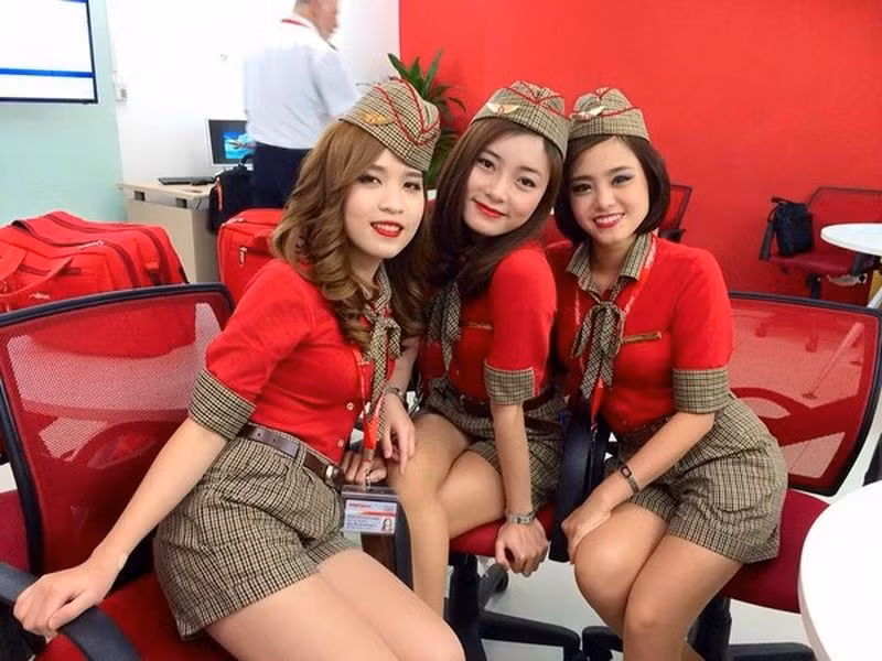 Xinh đẹp với nụ cười luôn nở trên môi, nữ tiếp viên hàng không Vietjet "đốn tim" nhiều hành khách không chỉ hình thức mà cử chỉ, hành động rất đẹp trong lòng hành khách. Xinh đẹp với nụ cười luôn nở trên môi, nữ tiếp viên hàng không Vietjet "đốn tim" nhiều hành khách không chỉ hình thức mà cử chỉ, hành động rất đẹp trong lòng hành khách.