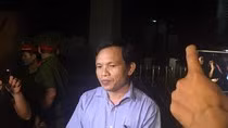 Ông Mai Văn Trinh trả lời báo chí đêm ngày 21/7. Ảnh: Vũ Phương
