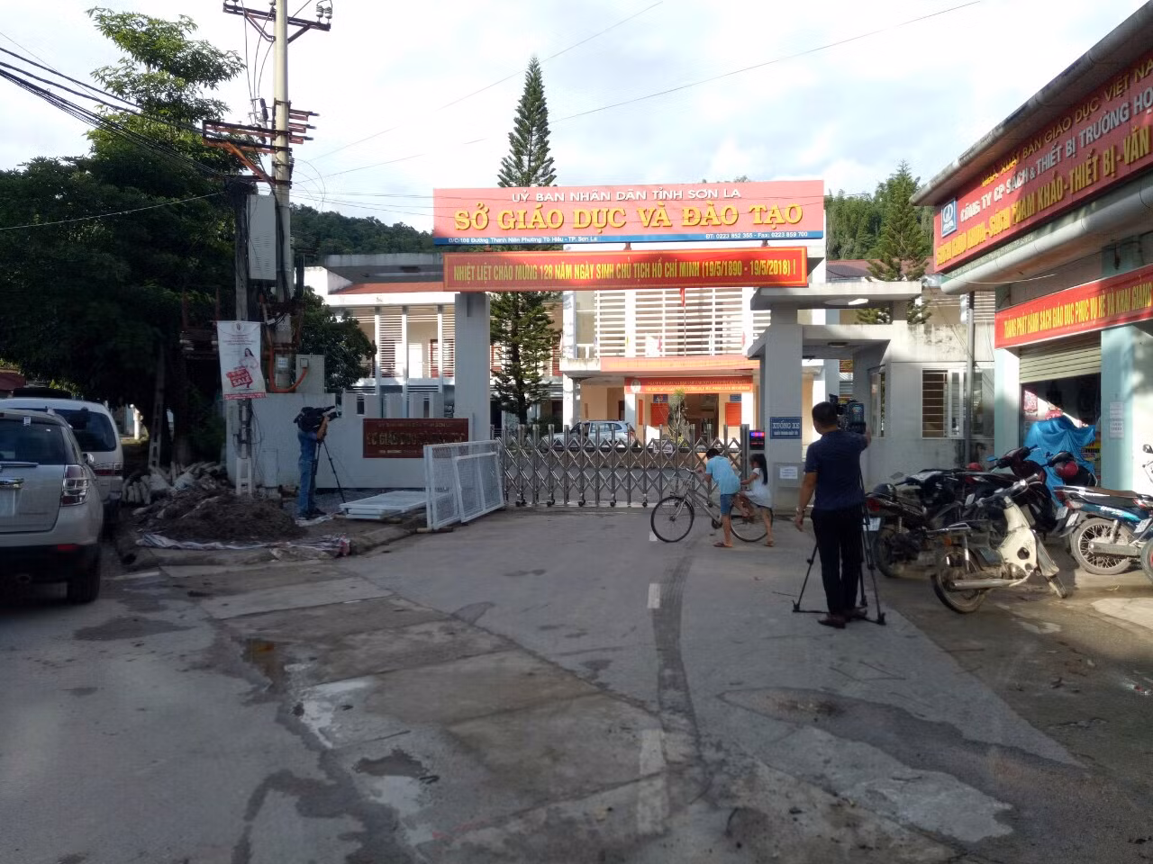 Nhiều cơ quan thông tấn, báo chí chờ đến giờ họp báo tại Sở Giáo dục và Đào tạo tỉnh Sơn La. Ảnh: Vũ Phương
