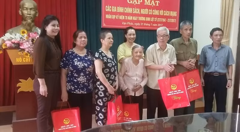 Quận Hà Đông thăm, tặng quà đối tượng chính sách tiêu biểu nhân kỷ niệm 70 năm ngày Thương binh liệt sỹ. Năm nay Hà Nội vẫn dự kiến chi trên 103 tỷ đồng nhân kỷ niệm 71 năm ngày Thương Binh - Liệt sỹ. Ảnh: Cổng thông tin điện tử phường Vạn Phúc - Hà Đông.