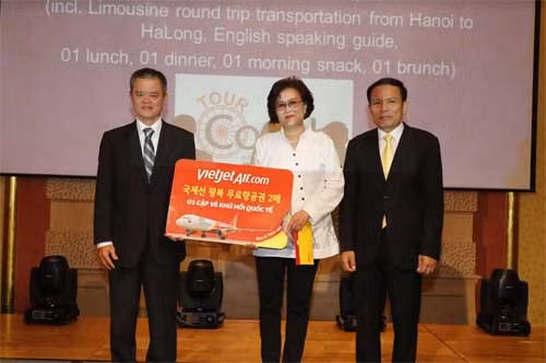 Khách mời tham dự ngày hội du lịch được thưởng thức các màn trình diễn nghệ thuật, nhận quà tặng, và đặc biệt được tham gia rút thăm trúng thưởng là các cặp vé máy bay quốc tế của Vietjet.