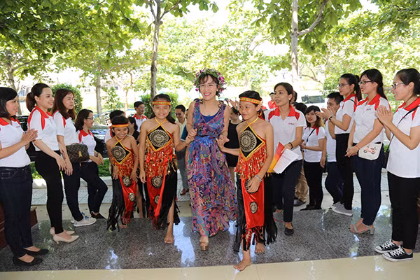 Bà Nguyễn Thị Phương Thảo, Tổng giám đốc Vietjet, Phó Chủ tịch thường trực Hội đồng quản trị HDBank với trẻ em nghèo trong ngày quốc tế Lao động 1/5.
