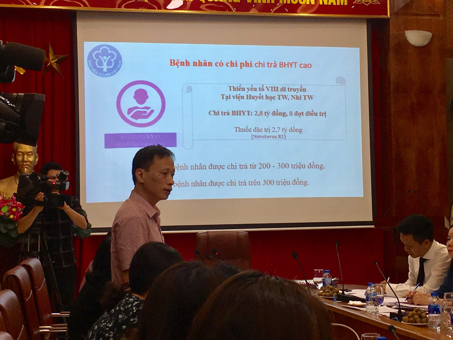 Ông Đàm Hiếu Trung thông tin về ca bệnh hiếm gặp được bảo hiểm y tế chi trả 2,8 tỷ đồng. Ảnh: Vũ Phương Ông Đàm Hiếu Trung thông tin về ca bệnh hiếm gặp được bảo hiểm y tế chi trả 2,8 tỷ đồng. Ảnh: Vũ Phương