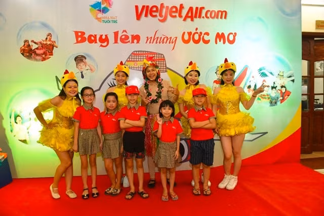 Nhiều em nhỏ rất vui và thích trang phục của Vietjet và ước mơ tương lai được làm việc cho hãng hàng không được yêu thích nhất.